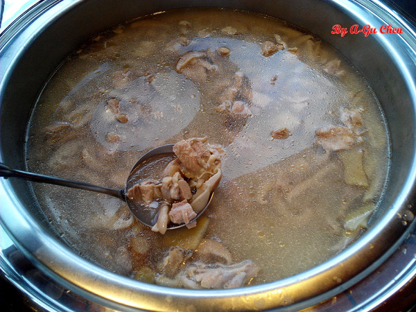 福豆屋(德安店)：【臺南Ω東區】福豆屋（德安店）。高ＣＰ值的壽喜燒與多種鐵板燒一次吃到飽，還能盡情享用哈根達斯和明治冰品