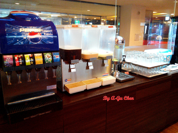 福豆屋(德安店)：【臺南Ω東區】福豆屋（德安店）。高ＣＰ值的壽喜燒與多種鐵板燒一次吃到飽，還能盡情享用哈根達斯和明治冰品