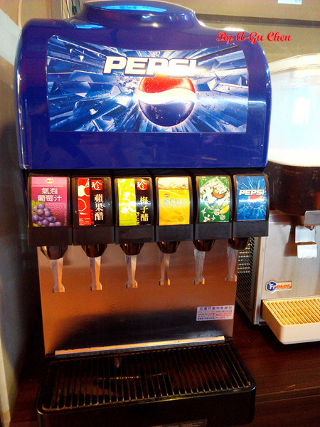 福豆屋(德安店)：【臺南Ω東區】福豆屋（德安店）。高ＣＰ值的壽喜燒與多種鐵板燒一次吃到飽，還能盡情享用哈根達斯和明治冰品