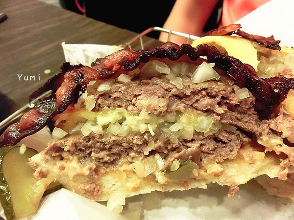 大哥漢堡：【邀稿】逢甲夜市犯規美食報到♥讓你落下巴的霸氣美味漢堡@大哥漢堡