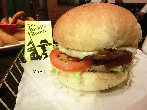 大哥漢堡：【邀稿】逢甲夜市犯規美食報到♥讓你落下巴的霸氣美味漢堡@大哥漢堡