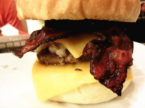 大哥漢堡：【邀稿】逢甲夜市犯規美食報到♥讓你落下巴的霸氣美味漢堡@大哥漢堡