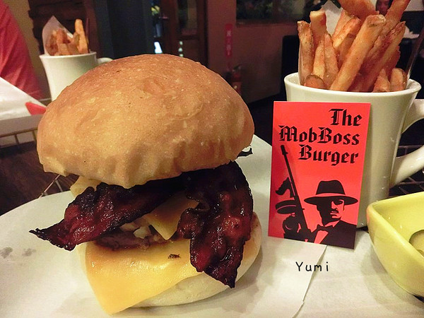 大哥漢堡：【邀稿】逢甲夜市犯規美食報到♥讓你落下巴的霸氣美味漢堡@大哥漢堡