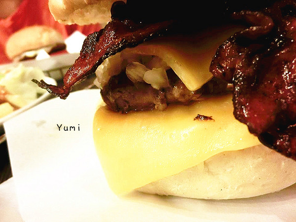 大哥漢堡：【邀稿】逢甲夜市犯規美食報到♥讓你落下巴的霸氣美味漢堡@大哥漢堡