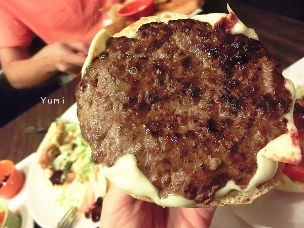 大哥漢堡：【邀稿】逢甲夜市犯規美食報到♥讓你落下巴的霸氣美味漢堡@大哥漢堡