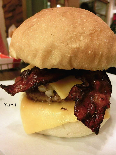 大哥漢堡：【邀稿】逢甲夜市犯規美食報到♥讓你落下巴的霸氣美味漢堡@大哥漢堡