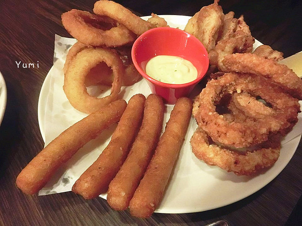 大哥漢堡：【邀稿】逢甲夜市犯規美食報到♥讓你落下巴的霸氣美味漢堡@大哥漢堡