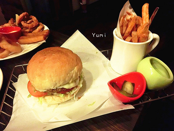 大哥漢堡：【邀稿】逢甲夜市犯規美食報到♥讓你落下巴的霸氣美味漢堡@大哥漢堡