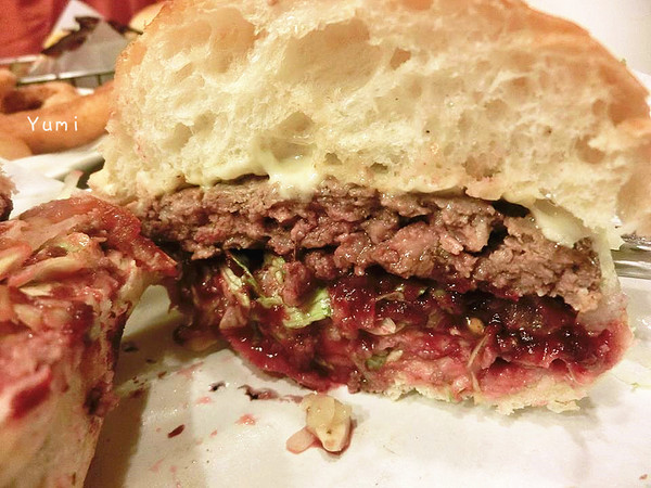 大哥漢堡：【邀稿】逢甲夜市犯規美食報到♥讓你落下巴的霸氣美味漢堡@大哥漢堡