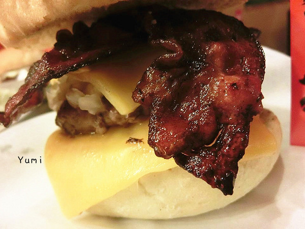 大哥漢堡：【邀稿】逢甲夜市犯規美食報到♥讓你落下巴的霸氣美味漢堡@大哥漢堡