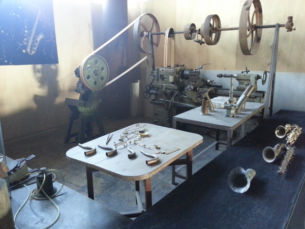 張連昌薩克斯風觀光工廠：[台中][景點]張連昌薩克斯風觀光工廠~台灣薩克斯風始祖