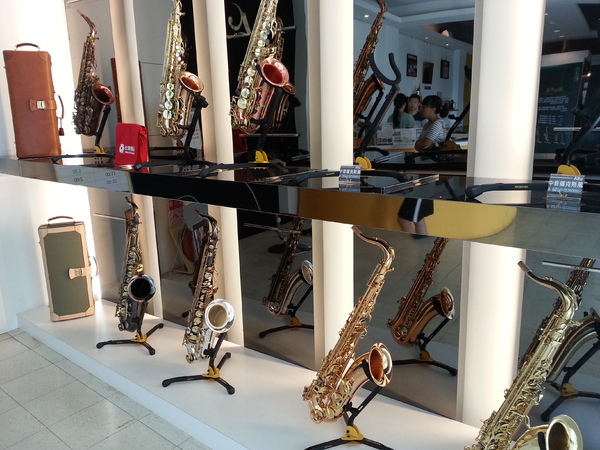 張連昌薩克斯風觀光工廠：[台中][景點]張連昌薩克斯風觀光工廠~台灣薩克斯風始祖