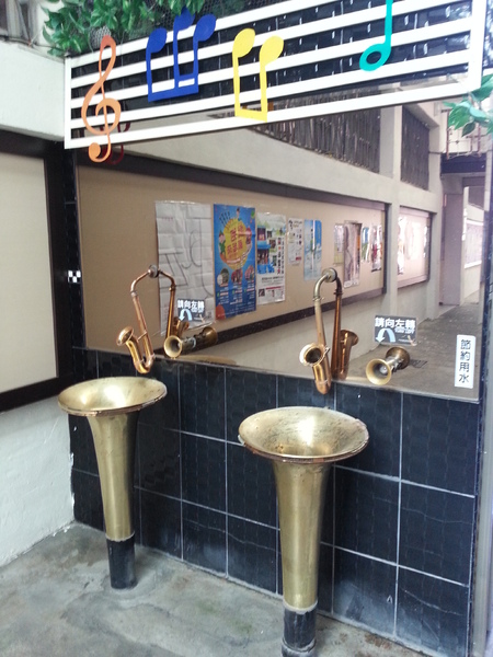 張連昌薩克斯風觀光工廠：[台中][景點]張連昌薩克斯風觀光工廠~台灣薩克斯風始祖