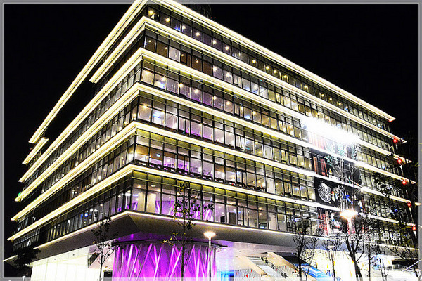 高雄市立圖書館總館:【高雄】前鎮區。高雄市立圖書館總館