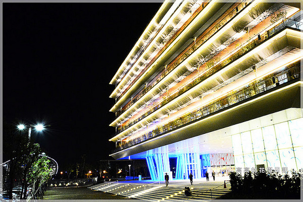 高雄市立圖書館總館:【高雄】前鎮區。高雄市立圖書館總館
