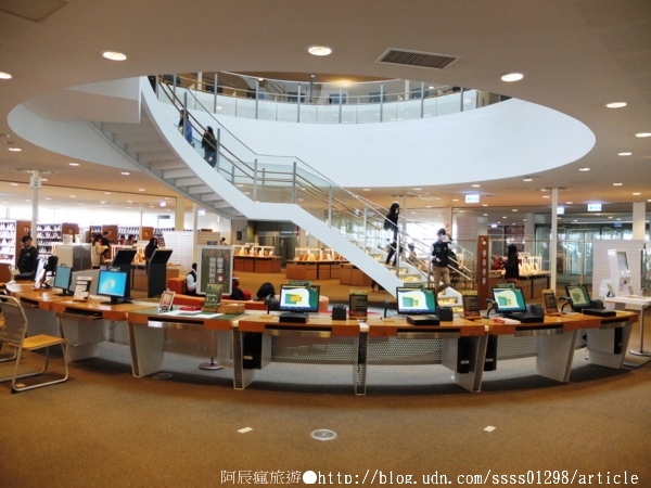 高雄市立圖書館總館:【旅行遊記。高雄前鎮區】高雄市立圖書館總館。「書香文化」理想型 城市文化新地標