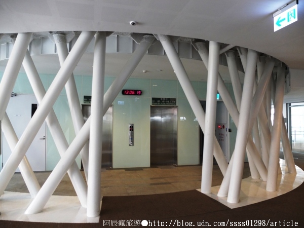 高雄市立圖書館總館:【旅行遊記。高雄前鎮區】高雄市立圖書館總館。「書香文化」理想型 城市文化新地標