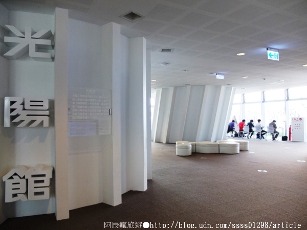 高雄市立圖書館總館:【旅行遊記。高雄前鎮區】高雄市立圖書館總館。「書香文化」理想型 城市文化新地標