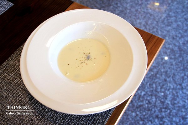 台南異國料理 Thinking食下有約(郡平店)：【台南||安平】用心的料理。食下有約──連飲料都好喝！推『花雕蹄膀煲』(有出年菜哦！)