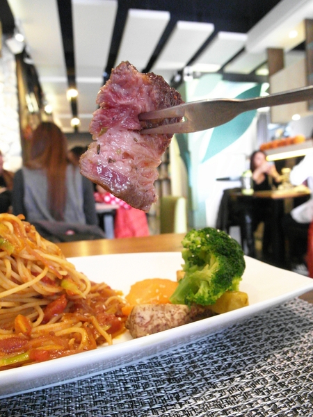 台南異國料理 Thinking食下有約(郡平店)：【台南||安平】用心的料理。食下有約──連飲料都好喝！推『花雕蹄膀煲』(有出年菜哦！)