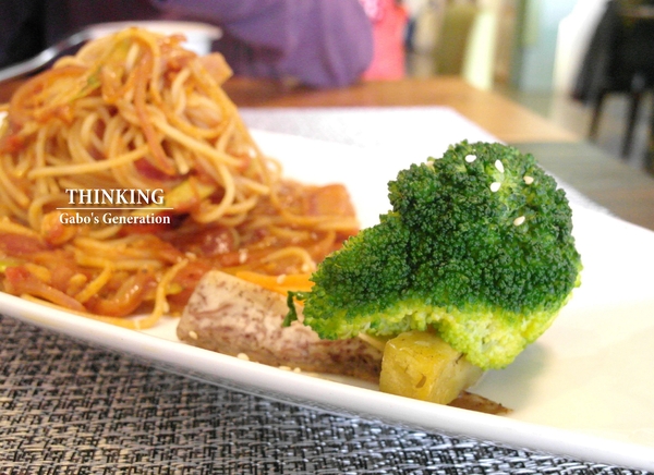 台南異國料理 Thinking食下有約(郡平店)：【台南||安平】用心的料理。食下有約──連飲料都好喝！推『花雕蹄膀煲』(有出年菜哦！)