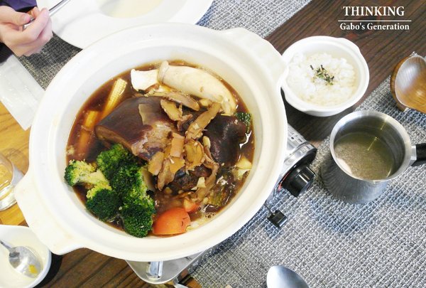 台南異國料理 Thinking食下有約(郡平店)：【台南||安平】用心的料理。食下有約──連飲料都好喝！推『花雕蹄膀煲』(有出年菜哦！)