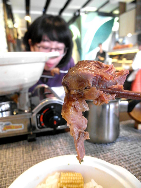 台南異國料理 Thinking食下有約(郡平店)：【台南||安平】用心的料理。食下有約──連飲料都好喝！推『花雕蹄膀煲』(有出年菜哦！)