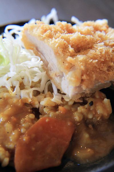 咖哩本色，日式豬排，捷運美食，小巨蛋周遭美食，松山線美食，咖哩飯，