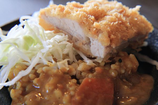 咖哩本色，日式豬排，捷運美食，小巨蛋周遭美食，松山線美食，咖哩飯，