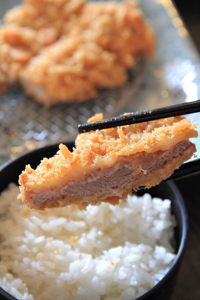 咖哩本色，日式豬排，捷運美食，小巨蛋周遭美食，松山線美食，咖哩飯，