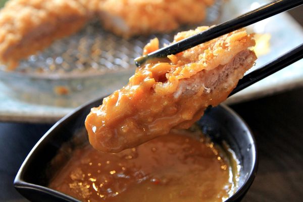 咖哩本色，日式豬排，捷運美食，小巨蛋周遭美食，松山線美食，咖哩飯，