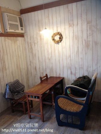 店內小桌椅.JPG