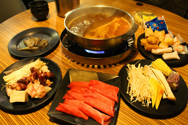 饗麻饗辣麻辣火鍋(台南中華店)：[台南]台版海底撈番茄鍋X活跳海鮮吃到飽 饗麻饗辣麻辣火鍋