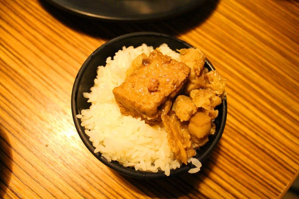 饗麻饗辣麻辣火鍋(台南中華店)：[台南]台版海底撈番茄鍋X活跳海鮮吃到飽 饗麻饗辣麻辣火鍋