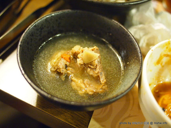 京宴屋涮涮鍋:【食記】新北Jing Yan Wu 京宴屋金門酒糟牛料理全餐&龍益莊牛肉乾@永和樂華夜市捷運MRT頂溪 : 全台唯一金門酒糟溫體牛肉火鍋!食材新鮮湯頭好,牛肉煮久也不乾澀喔!