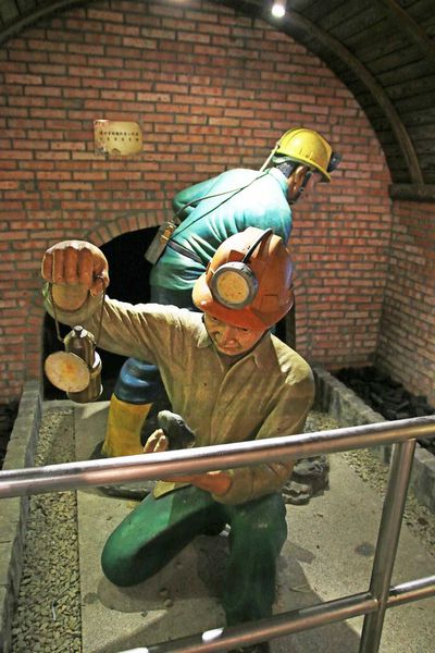 【台北旅遊】和興炭坑與象山101夜景-台北半日遊