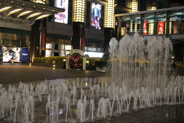 WOW 101 驚艷耶誕奇蹟:WOW 101 驚艷耶誕奇蹟「101文創巨樹」