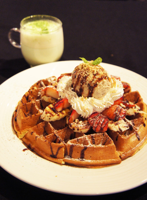 i Queen coffee：i Queen coffee~草莓玩鬆餅