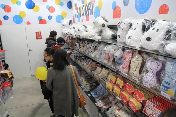 Snoopy 65週年巡迴特展，走進花生漫畫，獨家邀請史努比妹妹Belle(貝兒)，台北松山文創園區，