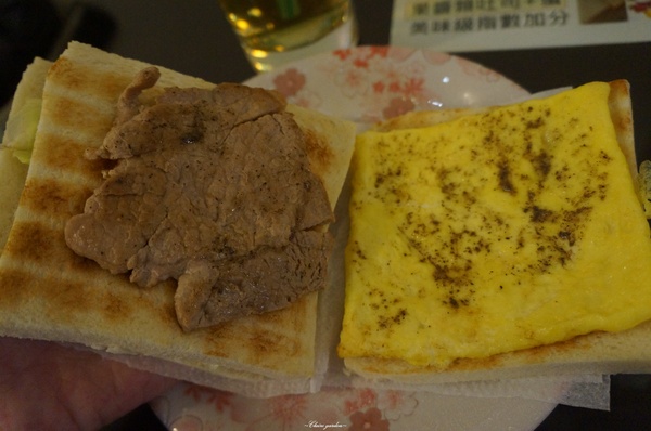 囍家炭烤三明治：[北投在地美食]囍家炭烤三明治~一次大滿足之雙喜(豬排+馬鈴薯)炭烤三明治