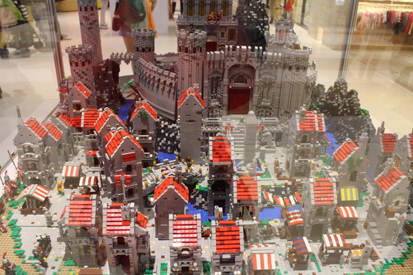 樂高積木展：台北‧免費全台最大樂高積木展/海綿寶寶、小小兵、鋼彈、星際迷航戰艦、阿帕契