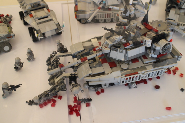 樂高積木展：台北‧免費全台最大樂高積木展/海綿寶寶、小小兵、鋼彈、星際迷航戰艦、阿帕契