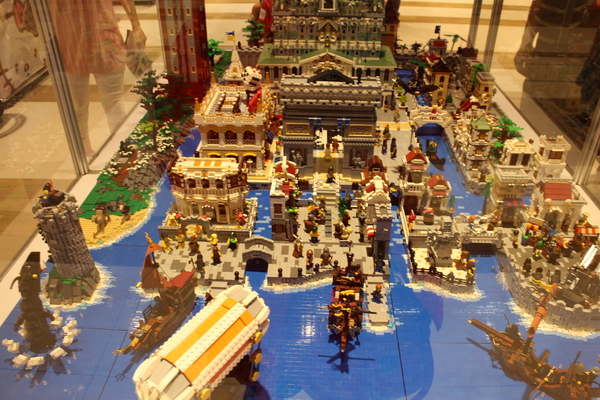 樂高積木展：台北‧免費全台最大樂高積木展/海綿寶寶、小小兵、鋼彈、星際迷航戰艦、阿帕契