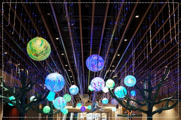 台北Citylink(南港店)：【台北◍•ᴗ•◍南港】展覽・幾米 「吹泡泡裝置展」(內含展覽詳細擺放地點與介紹)CITYLINK南港百貨・捷運南港站✯幾米景點｜幾米閃亮夢幻造景彩繪牆!真的假的啊？