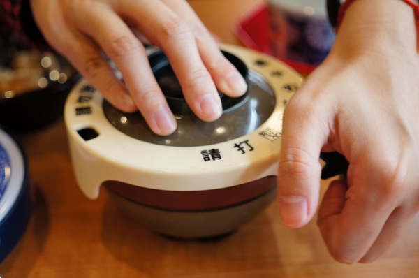 くら寿司藏壽司 Kura Sushi(松江南京店):(胖樺食記)台北市松江南京站くら寿司藏壽司Kura Sushi。物超所值迴轉壽司搭配高噱頭扭蛋。