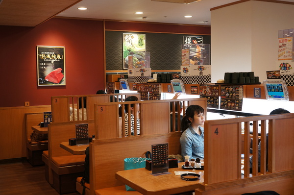 くら寿司藏壽司 Kura Sushi(松江南京店):(胖樺食記)台北市松江南京站くら寿司藏壽司Kura Sushi。物超所值迴轉壽司搭配高噱頭扭蛋。