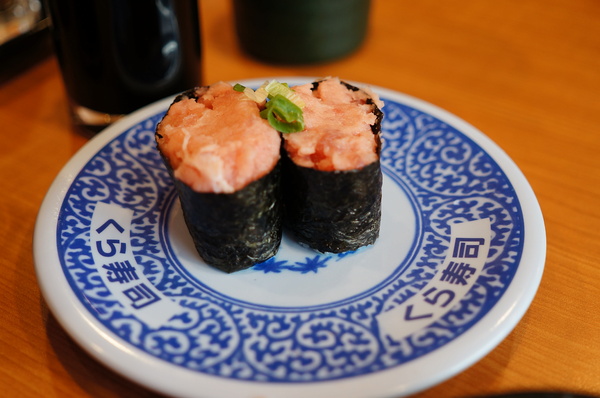 くら寿司藏壽司 Kura Sushi(松江南京店):(胖樺食記)台北市松江南京站くら寿司藏壽司Kura Sushi。物超所值迴轉壽司搭配高噱頭扭蛋。