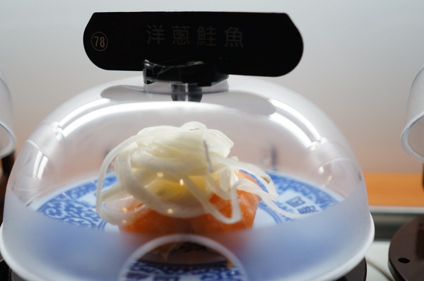 くら寿司藏壽司 Kura Sushi(松江南京店):(胖樺食記)台北市松江南京站くら寿司藏壽司Kura Sushi。物超所值迴轉壽司搭配高噱頭扭蛋。