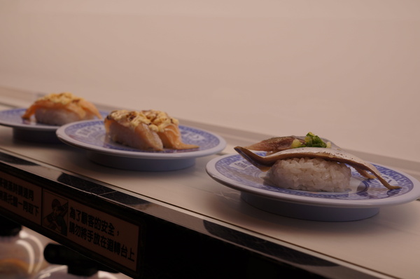くら寿司藏壽司 Kura Sushi(松江南京店):(胖樺食記)台北市松江南京站くら寿司藏壽司Kura Sushi。物超所值迴轉壽司搭配高噱頭扭蛋。