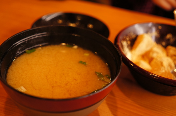 くら寿司藏壽司 Kura Sushi(松江南京店):(胖樺食記)台北市松江南京站くら寿司藏壽司Kura Sushi。物超所值迴轉壽司搭配高噱頭扭蛋。